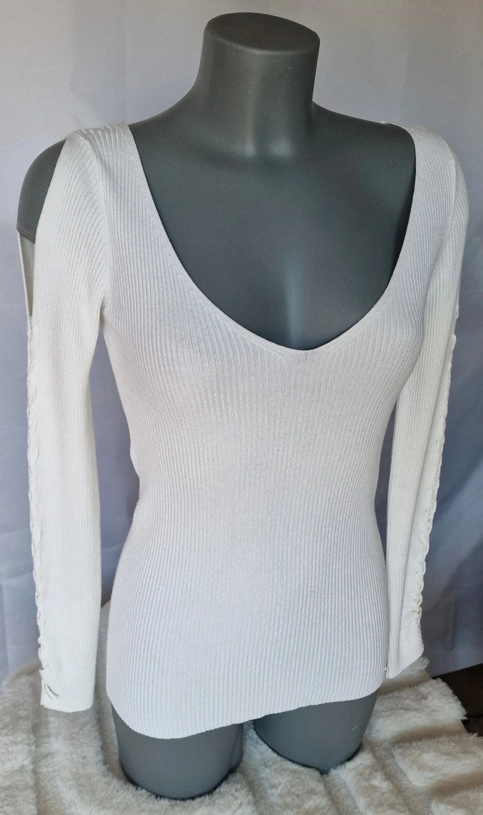 Suéter Guess blanco crema con hombros descubiertos mangas trenzadas T40 – photo 5